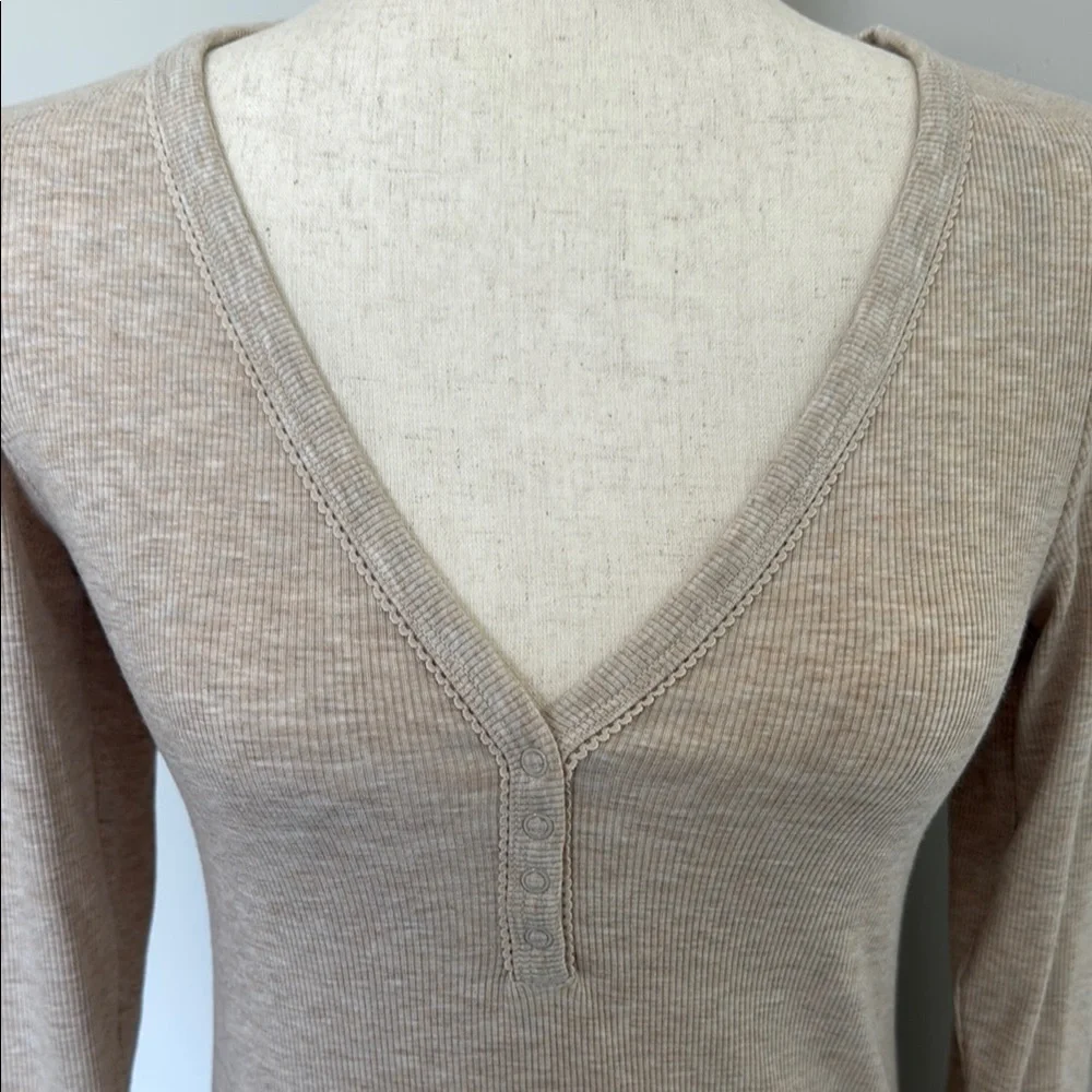 *NWT* American Eagle Beige Henley Top - Picture 2 of 6